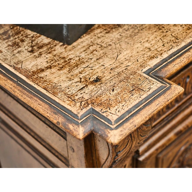 Renaissance Buffet in Walnut Wood, 1700 For Sale - Image 6 of 12