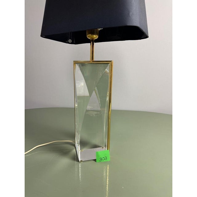 Large Mid-Century Hollywood Regency Acrylic Glass and Brass Table Lamp attributed to Maison Jansen, France, 1970s For Sale - Image 6 of 11