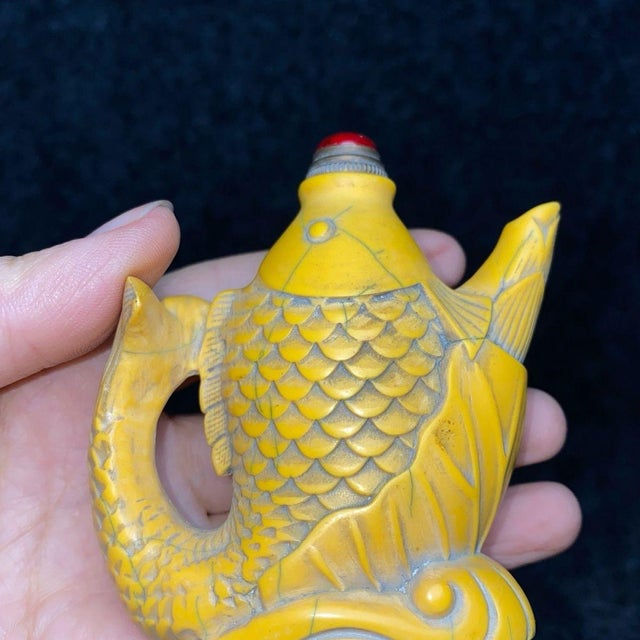 Vintage Chinese Carved Fish Shaped Snuff Bottle With Red Stopper, Chinoiserie Collectible For Sale In Los Angeles - Image 6 of 9