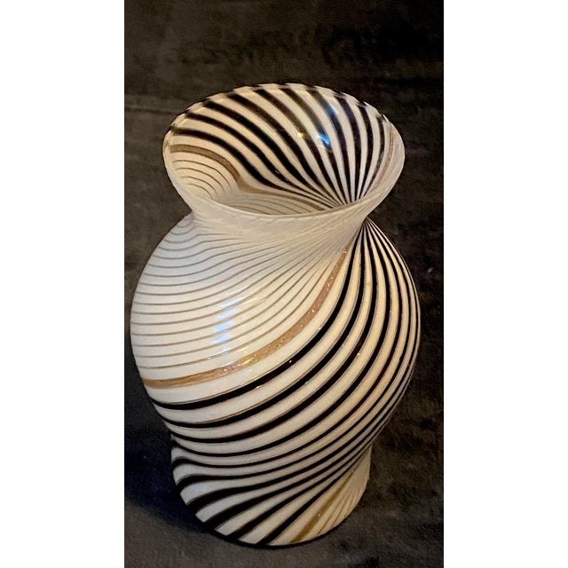 Mid Century Dino Martens for Aureliano Toso "Bianco Nero" Mezza Filigrana Murano Glass Vase 1954 This stunning mid-20th-...