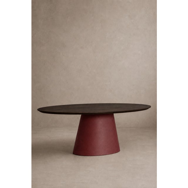 A table with a sculptural presence, where the warmth of solid wood meets the material simplicity of microcement. The oval...