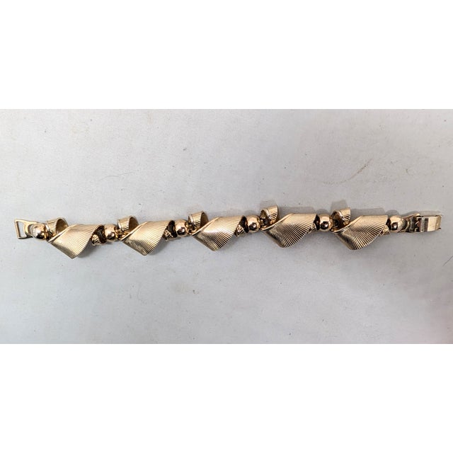 Mid-Century Modern Vintage 1950s Signed Napier Goldtone Ribbon Link Bracelet For Sale - Image 3 of 8