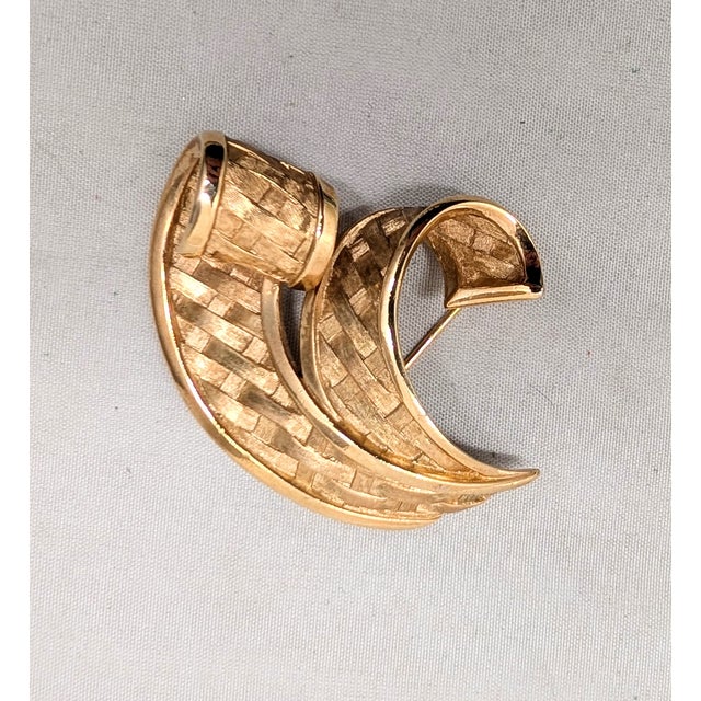 1960s Vintage Signed Crown Trifari Goldtone Woven Ribbon Brooch, 1962 For Sale - Image 5 of 8