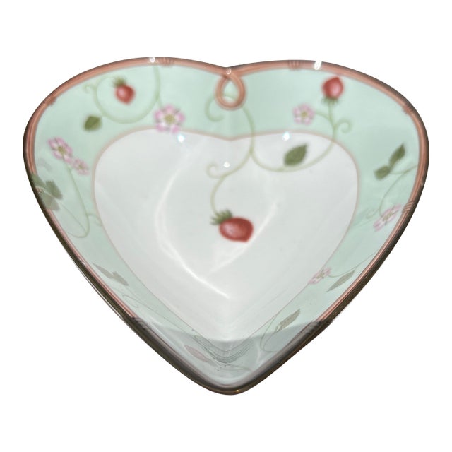 1980s Wedgwood Wild Strawberry Heart Bone China Trinket Dish For Sale