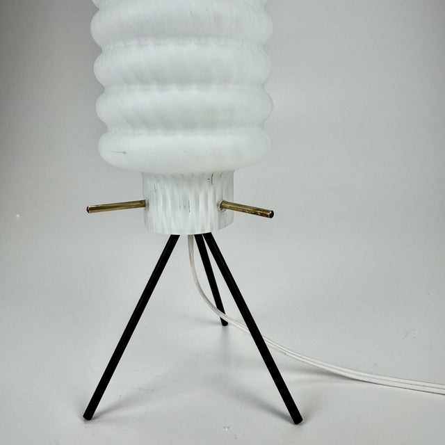 1960s Mid-Century Italian White Glass Tripod Table Lamp, 1960s For Sale - Image 5 of 9