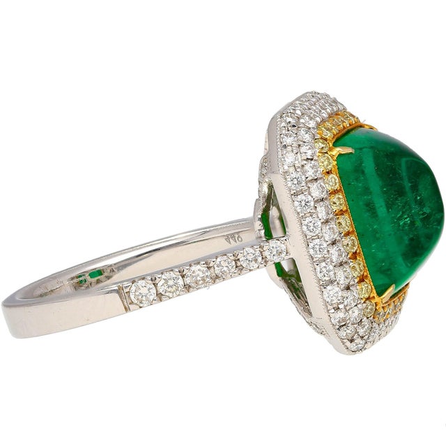 2010s 4.49 Carat Sugarloaf Cabochon Cut Colombian Emerald and Diamond Halo Ring in 18k, Size 6.75 For Sale - Image 5 of 10