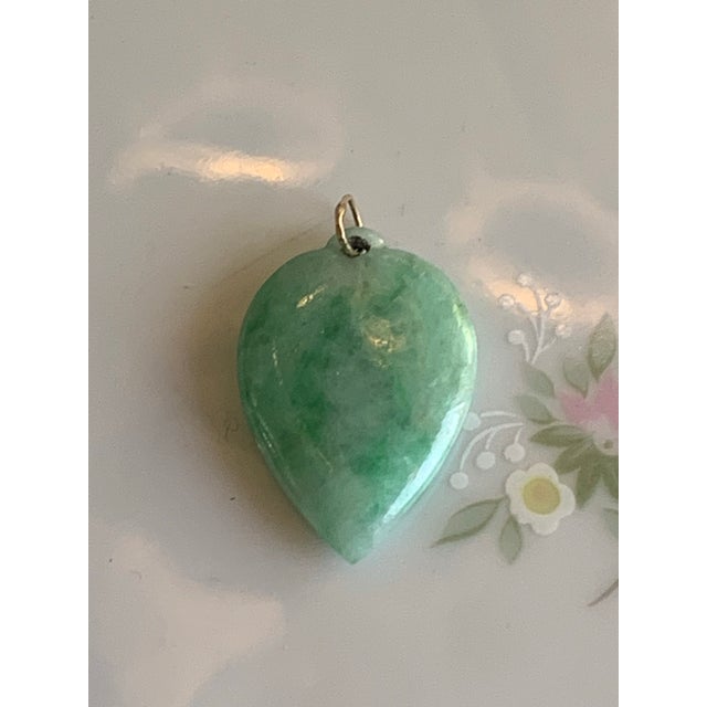 1950s Vintage 14k Gold & Natural Grade a Green Jadeite "Longevity Peach" Heart Pendant For Sale - Image 5 of 7