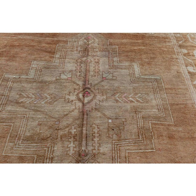 A sublime example of Anatolian craftsmanship, this 1930s Turkish Oushak rug radiates the rustic elegance and decorative...