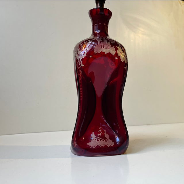 Antique Victorian Decanter in Engraved Ruby Glass, 19th Century For Sale - Image 5 of 9