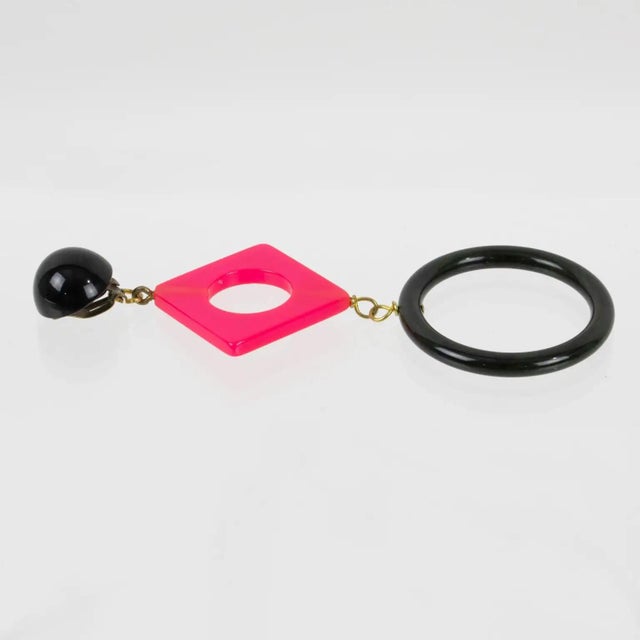 Black and Pink Bakelite Extra-Long Dangle Clip Earrings For Sale In Atlanta - Image 6 of 7