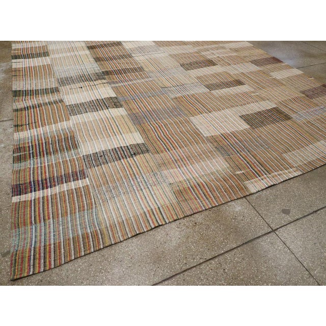 Galerie Shabab Collection Mid-20th Century Handmade Turkish Flatweave Kilim Room Size Carpet For Sale In New York - Image 6 of 8
