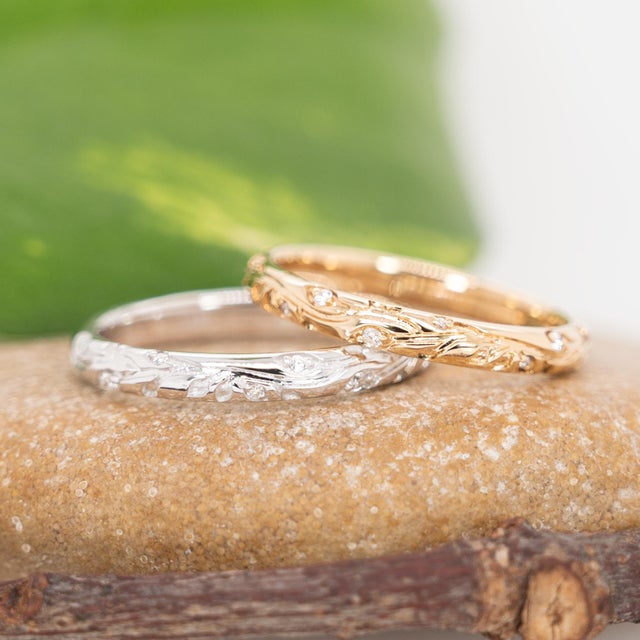 Modern Elegant Diamond Band Ring in 14k Yellow Gold – Nature Inspired Vine Pattern, Size 6.75 For Sale - Image 3 of 6