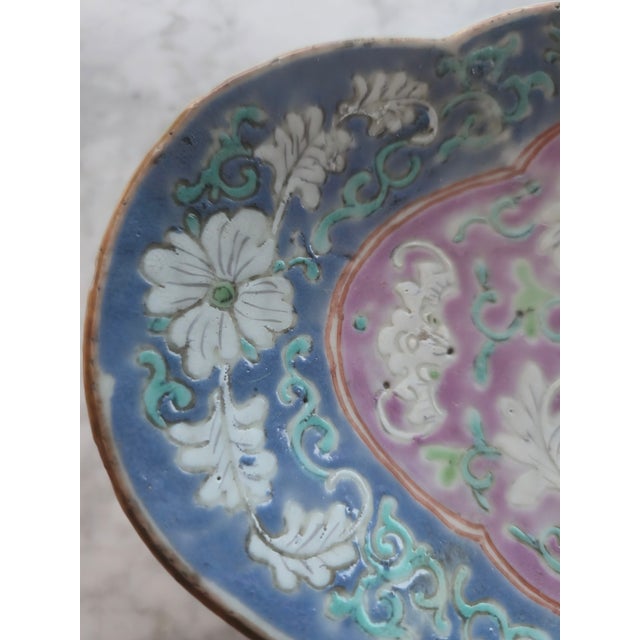 Antique Chinese Famille Rose Porcelain Platter with Scalloped Rim Elegant antique Chinese porcelain platter featuring a...