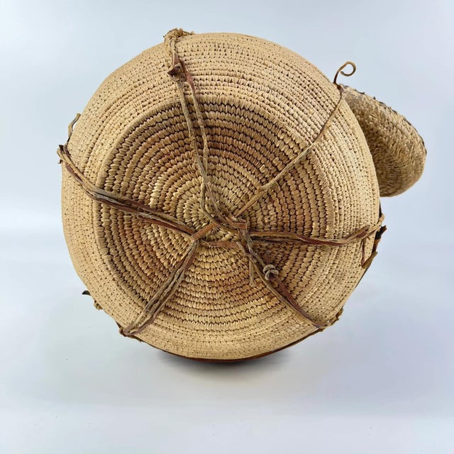 Early 20th Century Luo Basket with Lid MATTER COLLECTION For Sale - Image 9 of 10