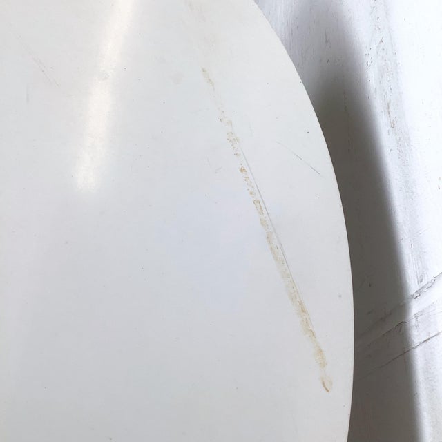 Round White Dining Table With Knoll-Style Wire Base For Sale - Image 10 of 12