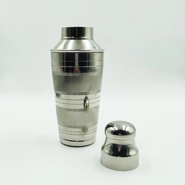 Mid-Century Modern 1970s Cocktail Shaker in Stainless Steel. Made in Usa For Sale - Image 3 of 5