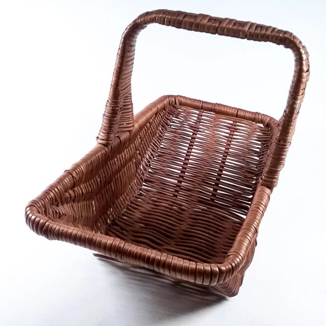 Gorgeous design and fully intact. No flaws or defects. Hard to find this special shape and design. Perfect for carrying...