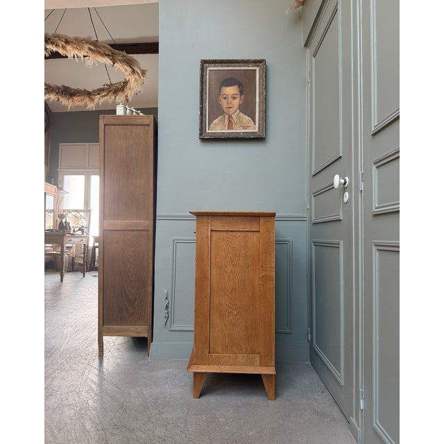 With its simple lines and compact size, this small 1960s chest of drawers charms with its understated and functional...