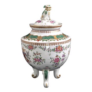 French Chinoiserie Armorial Porcelain Vase and Cover from Samson Paris, 1880s For Sale