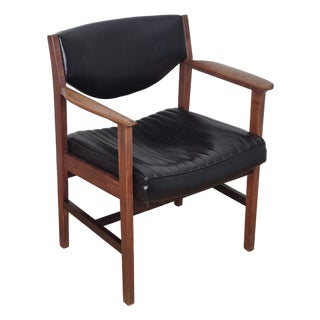 1960s Mid Century Modern Gunlocke Style Sculpted Walnut & Channeled Naughahyde Lounge Arm Chair For Sale