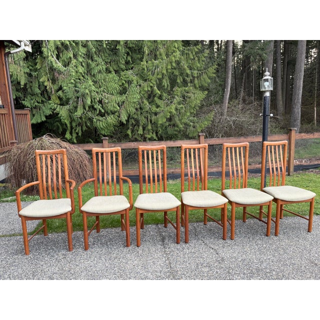 Benny Linden Danish Modern Teak Dining Chairs - Set of 6 A sleek and timeless set of six dining chairs by Benny Linden,...