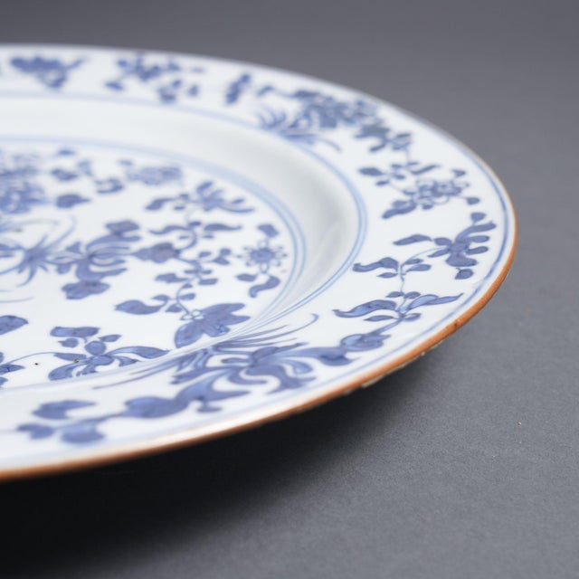 Chinese Porcelain Qianlong Charger, C. 1710-20 For Sale - Image 4 of 7