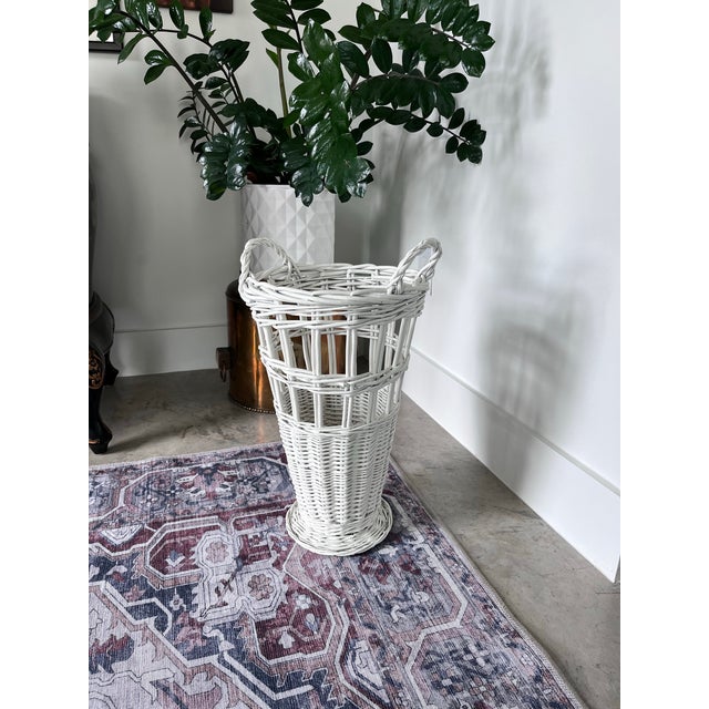 A perfect boho beauty to hold your botanicals. The green on white will really pop!