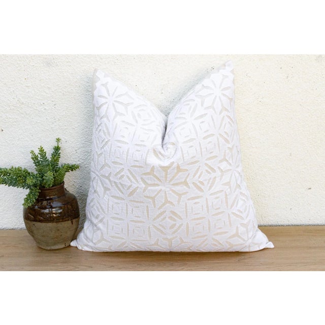 This decorative pillow cover is a beautiful tapestry of history and refined artistry. It features an exquisite array of...