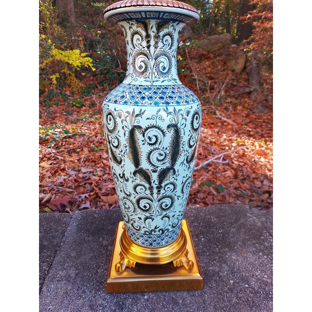 Frederick Cooper Blue & White Porcelain Table Lamps with Brass Bases – Pair A striking pair of vintage Frederick Cooper...