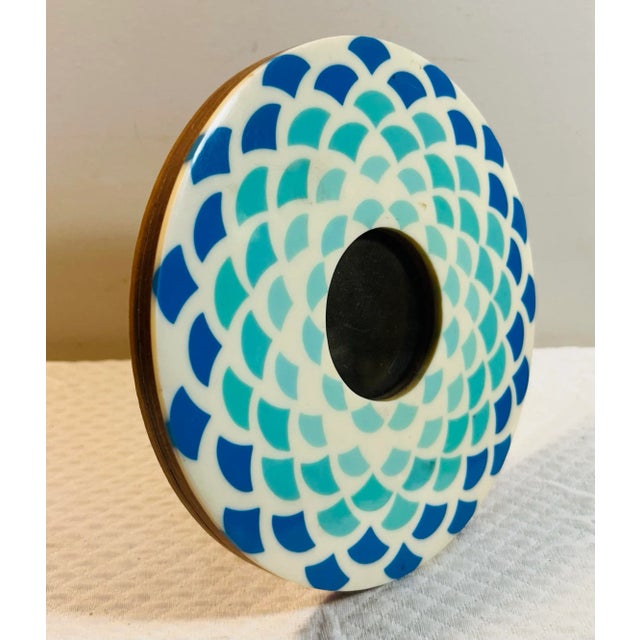 Art Deco Vintage Jonathon Adler Art Deco Style Blue & White Small Round Tabletop Picture Frame For Sale - Image 3 of 9