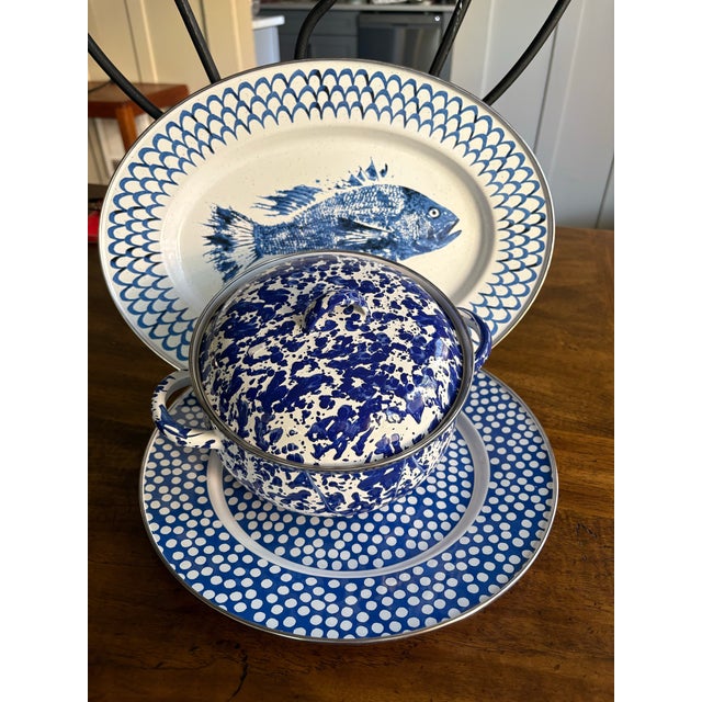 Late 20th Century Golden Rabbit Blue & White Enamelware Serveware Set ()Fish Platter, Splatter Lidded Dish & Polka Dot Serving Plate) - 3-Piece For Sale - Image 4 of 12