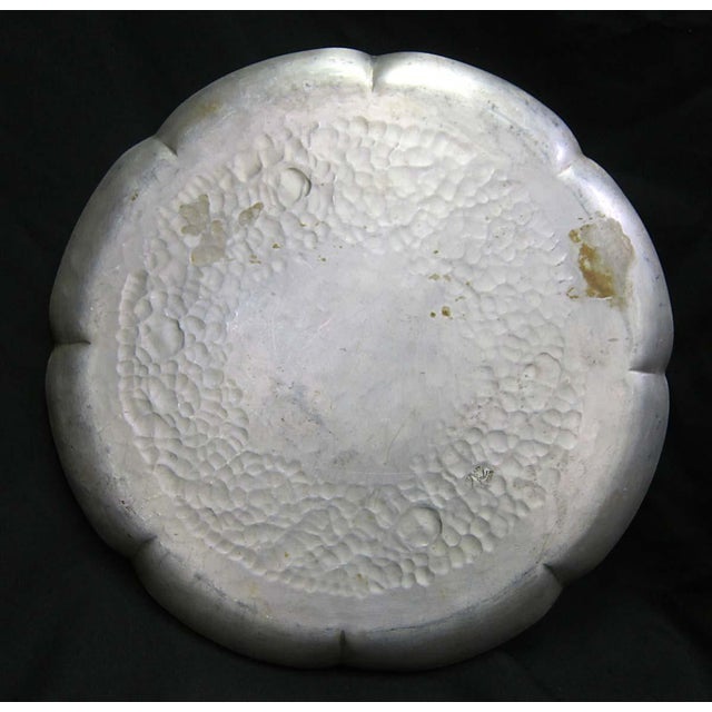 Everlast Metal Products Corporation Mid 20th Century Everlast Metal Product Co. Hand Wrought Aluminum Platter For Sale - Image 4 of 5