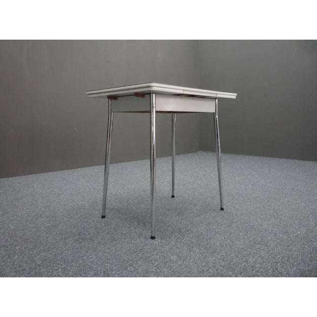 Nice sixties kitchen table. Beautiful original condition with minimal signs of wear. The table has 2 extension leaves....