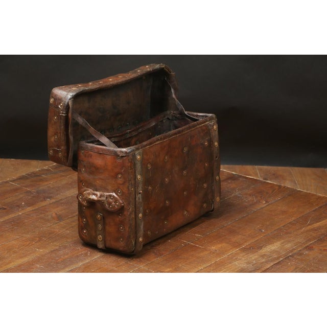 Thick Brown Leather Trunk, 1890s, in Very Good conditions. Designed 1890 to 1919