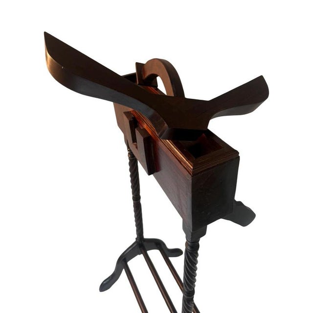 This valet stand becomes an indispensable accessory for holding clothes and jewellery items before storing them on hangers...