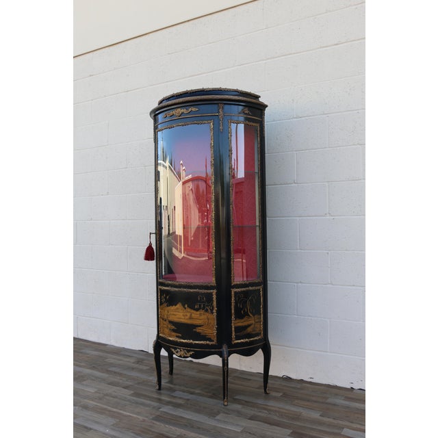 Wood French Louis XV Style Ormolu Mounted Hand-Painted Curved Glass Vitrine Display Cabinet, 1940s For Sale - Image 7 of 18