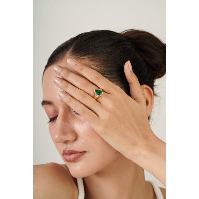 2.67ct Chunky Pear-Cut Emerald Contemporary Dome Ring in 18k Yellow Gold Size 4 For Sale - Image 10 of 15