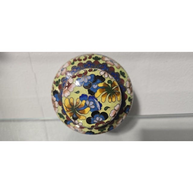 Early 20th Century Antique Chinese Cloisonné Ginger Jar: Millefleurs Floral Pattern, Yellow Lidded Urn (Republic Period) For Sale - Image 5 of 8