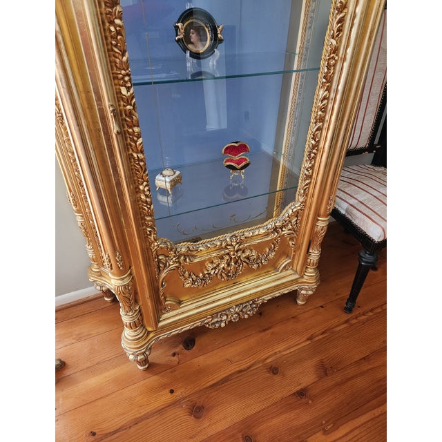 Late 20th Century Silik Italian Hand-Carved Gilt Display Cabinet / Curio | Gold Leaf | Made in Italy For Sale - Image 11 of 16