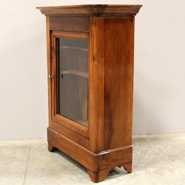 Louis Philippe wall-mounted display cabinet Walnut Second half of the 19th century - Louis Philippe Dimensions: width 68...