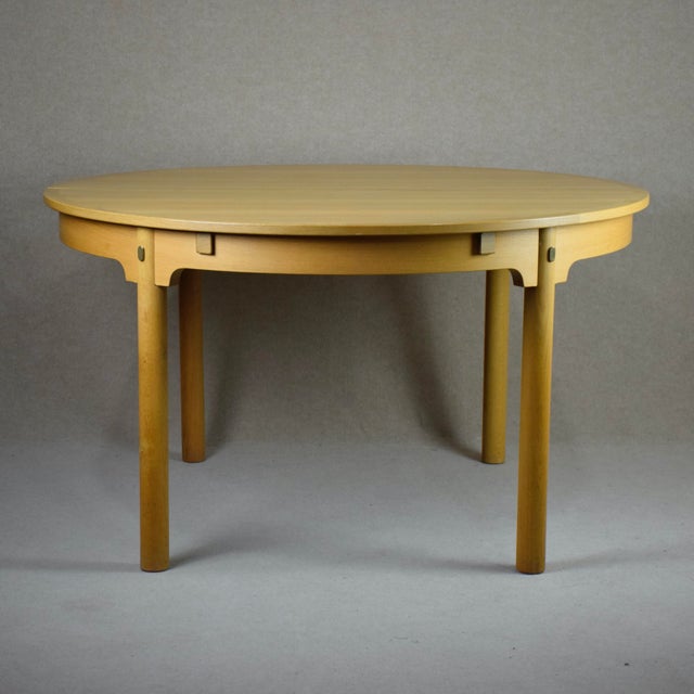 Including 2 extra leafs á 43 cm. They can be stored inside the table. Børge Mogensen designed this series 1955 for the...