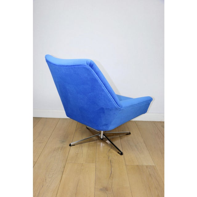 Vintage swivel armchair from ddr in blue cornflower velvet from the jade series. a 1970s swivel armchair manufactured by...