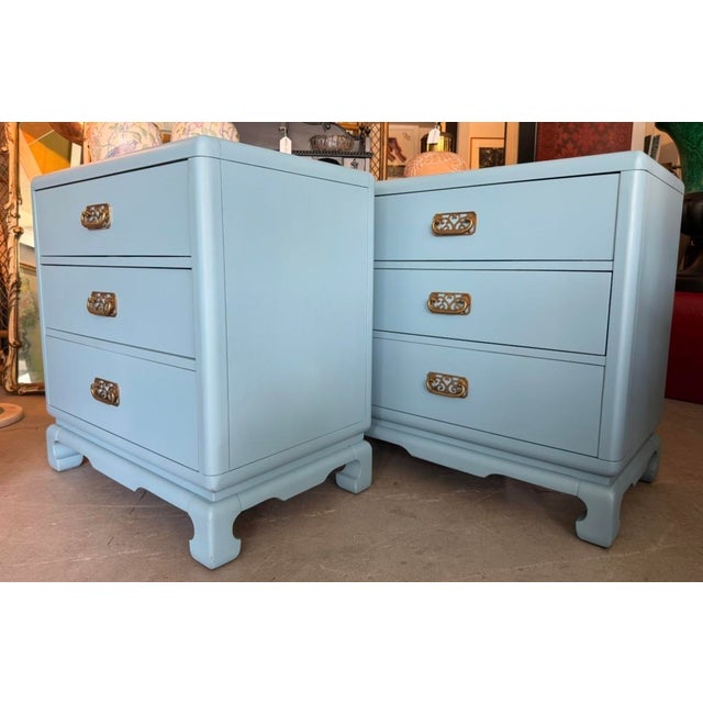 Hollywood Regency Pair of Chinoiserie Chic Small Dressers/Nightstands by Bernhardt For Sale - Image 3 of 11