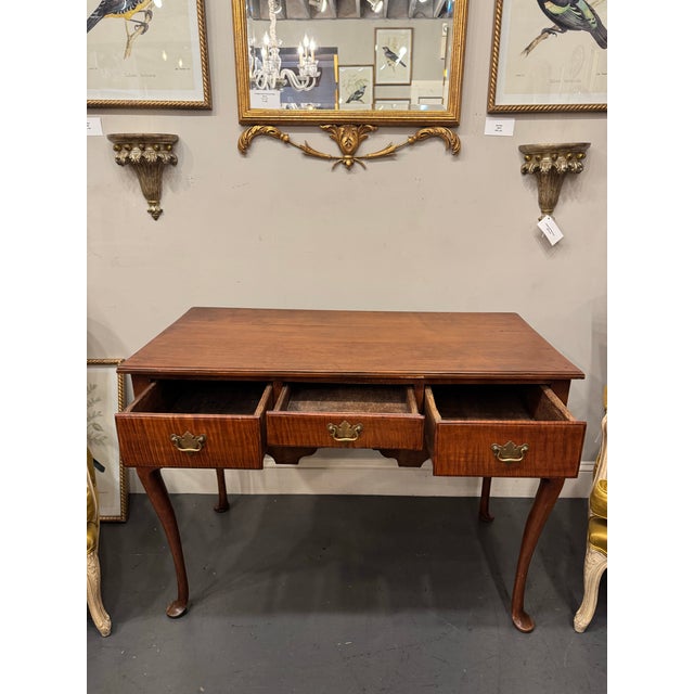 Late 18th Century American Antique Queen Anne Style Lowboy With Tiger Maple Drawers For Sale In Boston - Image 6 of 7