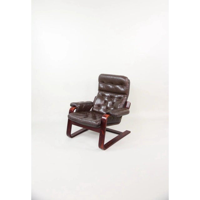 Mid-Century Modern Cantilevered Tufted Leather Lounge Chair | Scandinavian Modern | Rosewood-Toned Bentwood Frame | C. 1970s For Sale - Image 3 of 10