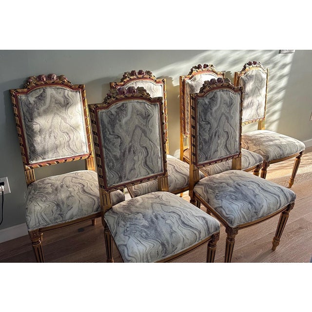 French Late 18th Century French Louis XVI - Style Giltwood Dining Chairs With Hand-Painted Rosettes - Set of 6 For Sale - Image 3 of 14