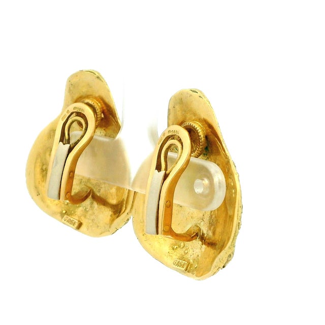 1970s Elizabeth Gage 18k Gold Sculptural Scroll Clip Earrings, A Pair For Sale In Miami - Image 6 of 17