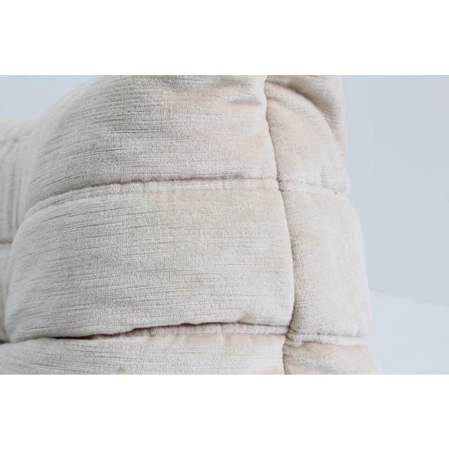 Original vintage Togo corner lounge chair by Ligne Roset designed by Michel Ducaroy. This is an original togo chair in...