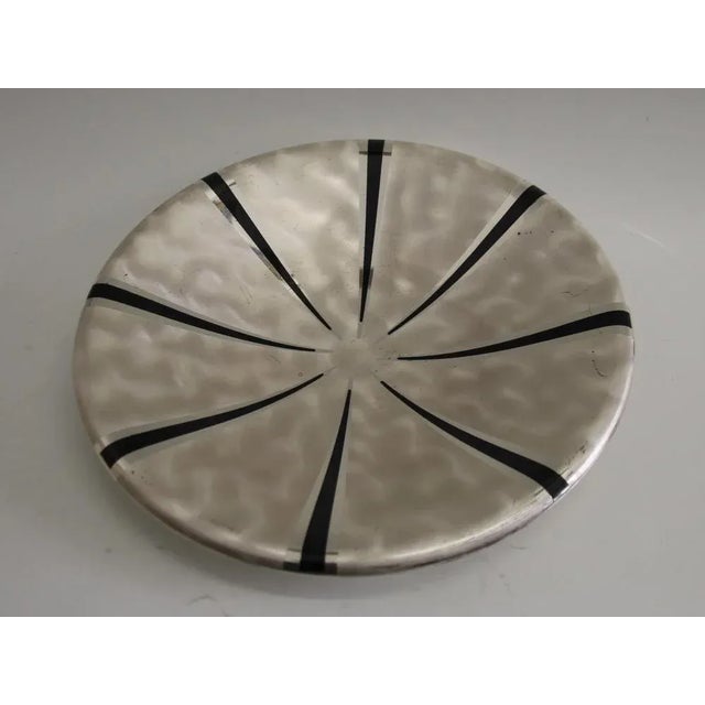 Very elegant silver-plated metal shell resting on 3 balls. The black ornaments, typical of the Art Deco, were applied to...