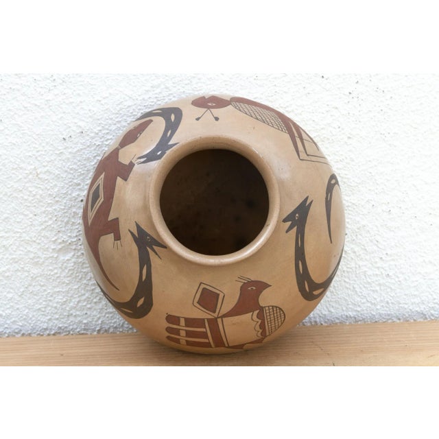 1960s Hand-Painted Mata Ortiz Chihuahuan Pot For Sale - Image 5 of 8